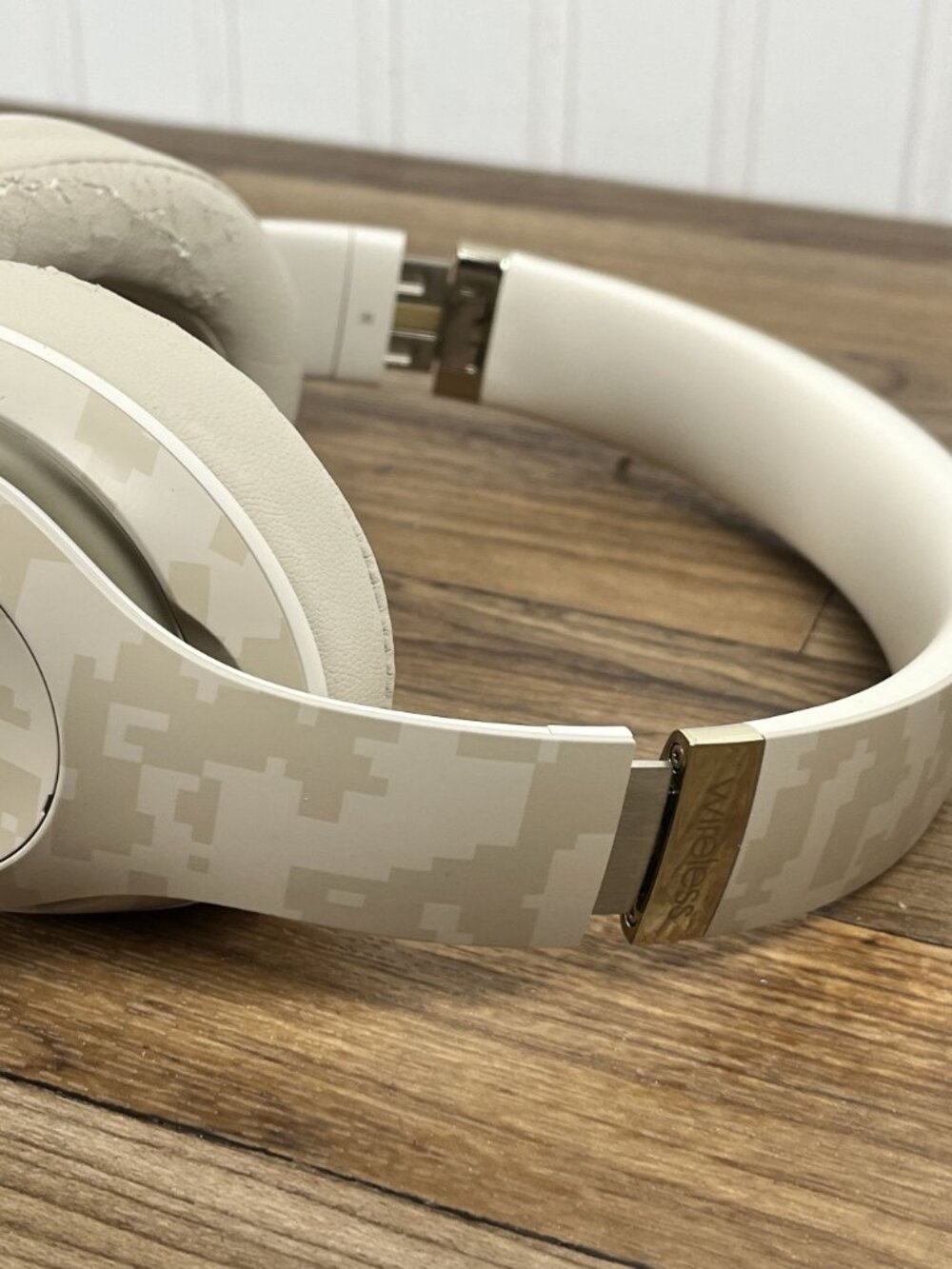 Beats Studio3 Wireless – Camo Edition With Charger + Case - Picture 10 of 11